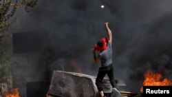 一名巴勒斯坦人在与以色列军队的冲突中投掷石块。(2023年6月24日)