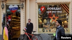 中国领导人习近平的人形模板被立在莫斯科一家礼品店门外。（2023年5月3日）