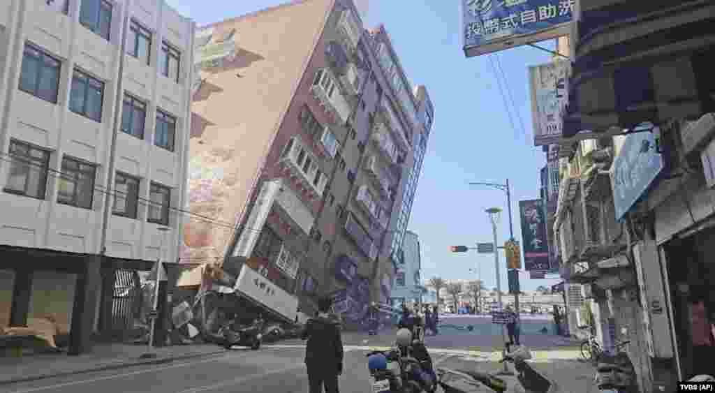 En la toma se aprecia otro edificio parcialmente colapsado en Hualien,Taiwán.