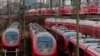 Deretan kereta api di luar stasiun kereta pusat, saat Serikat Pengemudi Kereta Jerman (GDL) memulai pemogokan selama 35 jam di Frankfurt, Jerman, 6 Maret 2024. (REUTERS/Kai Pfaffenbach)
