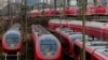 Serikat pengemudi kereta GDL Jerman memulai pemogokan selama 35 jam akibat ketidaksepahaman masalah upah dan kondisi kerja di Frankfurt, Jerman, 6 Maret 2024. (Foto: REUTERS/ Kai Pfaffenbach)