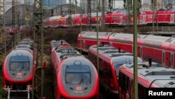 Deretan kereta api di luar stasiun kereta pusat, saat Serikat Pengemudi Kereta Jerman (GDL) memulai pemogokan selama 35 jam di Frankfurt, Jerman, 6 Maret 2024. (REUTERS/Kai Pfaffenbach)