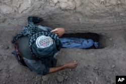 Avganistanac sahranjuje svog unuka koji je poginuo u zemljotresu u pokrajini Herat, Avganistan, 9. oktobra 2023.