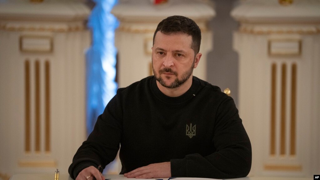DOSYA - Ukrayna Cumhurbaşkanı Volodymyr Zelenskyy, 12 Ocak 2024'te Kiev'de bir belgeyi imzaladı.