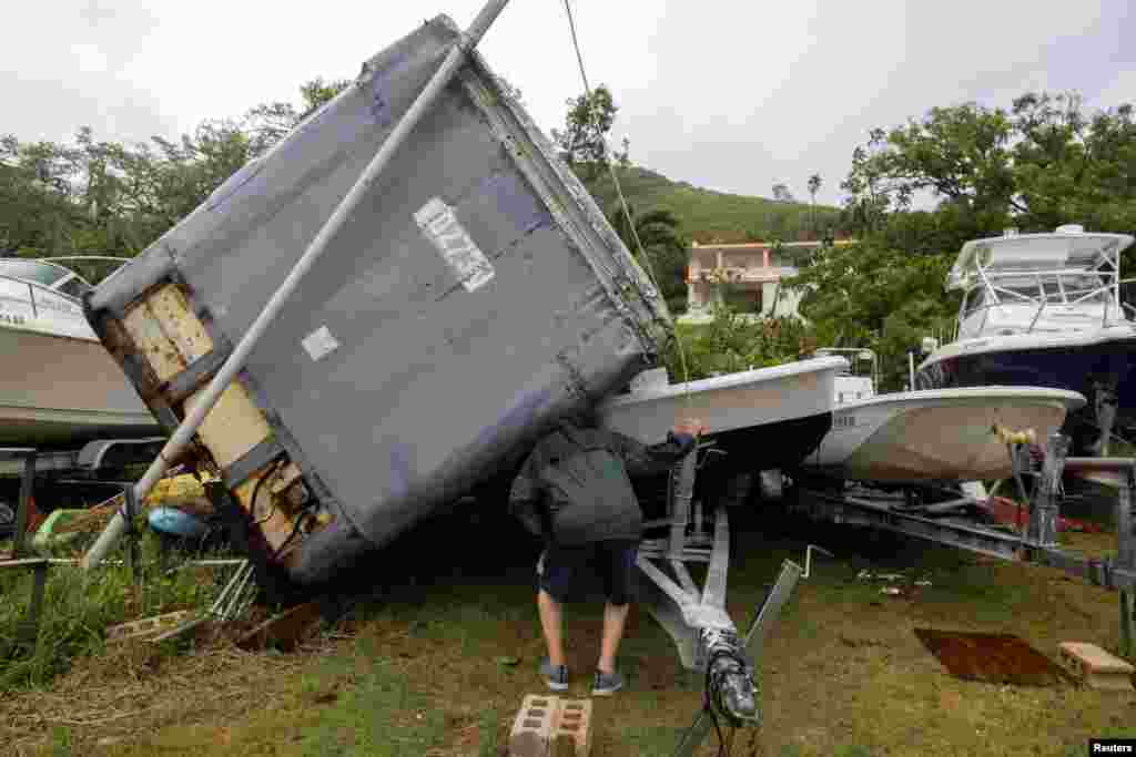 Más de 500.000 hogares y negocios estaban sin electricidad a primera hora del miércoles en Puerto Rico, según LUMA Energy, que suministra electricidad al territorio insular estadounidense.&nbsp;&quot;Llevaremos a cabo inspecciones de campo tan pronto como sea seguro para nuestros equipos salir&quot;, dijo la empresa en un comunicado.