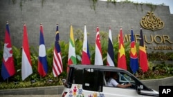 印尼東盟峰會會場外的成員國國旗