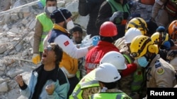 Seorang putra bereaksi ketika ibunya berhasil diselamatkan setelah 177 jam terperangkap di bawah reruntuhan bangunan di Hatay, Turki, 13 Februari 2023. (Foto: REUTERS/Umit Bektas)