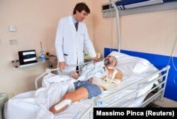 Surgeon Paolo Titolo and Marcello Gaviglio pose at Turin City Hospital, Turin, Italy December 27, 2023. (REUTERS PHOTO/Massimo Pinca)