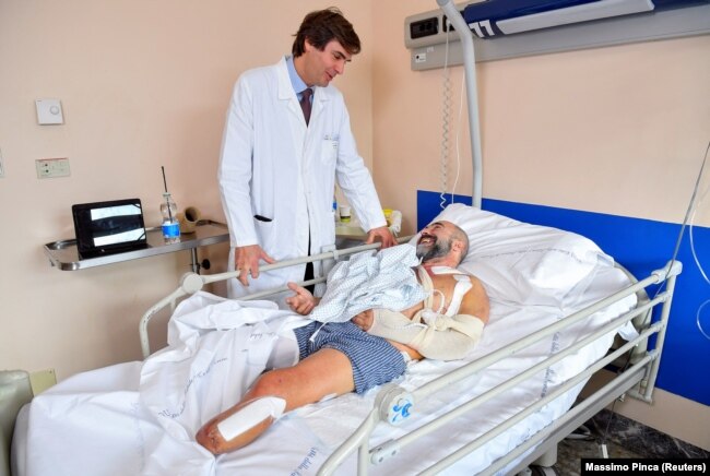 Surgeon Paolo Titolo and Marcello Gaviglio pose at Turin City Hospital, Turin, Italy December 27, 2023. (REUTERS PHOTO/Massimo Pinca)