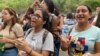 Estudiantes de la Universidad Central de Venezuela gritan "queremos votar" durante una protesta en el campus por los retrasos e inconvenientes de las elecciones internas de esa casa de estudios superiores, en Caracas, el viernes 26 de mayo de 2023.