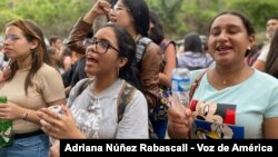Estudiantes de la Universidad Central de Venezuela gritan "queremos votar" durante una protesta en el campus por los retrasos e inconvenientes de las elecciones internas de esa casa de estudios superiores, en Caracas, el viernes 26 de mayo de 2023.