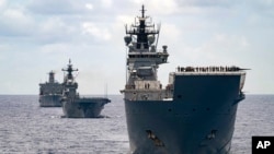 资料照片:澳大利亚国防军照片显示澳大利亚皇家海军的军舰与其他37个国家的军舰编队参加2022年的“环太军演”。