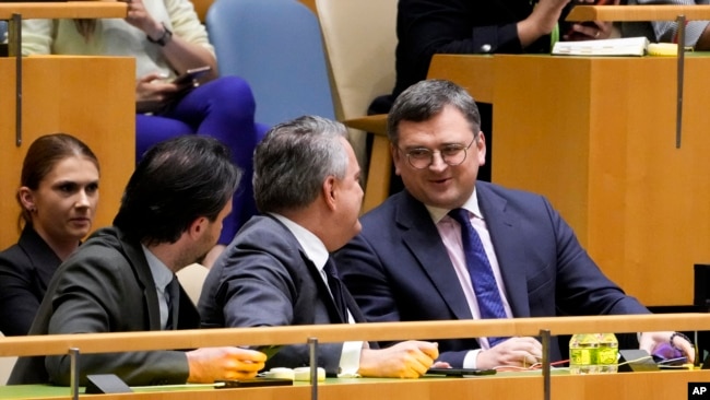 在联合国总部，乌克兰外长库列巴(右)与乌克兰常驻联合国代表基斯利齐亚在联合国大会通过支持乌克兰的决议后面露微笑。(2023年2月23日)