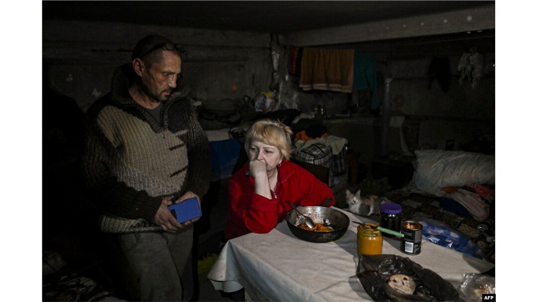 Penduduk setempat berlindung di tempat penampungan bawah tanah di desa Chasiv Yar, dekat kota Bakhmut di wilayah Donbas, di tengah invasi Rusia ke Ukraina, 5 Maret 2023. (Aris Messinis/AFP)