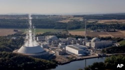 德国巴登-符腾堡州核电站冷却塔冒出的白烟。（2022年8月22日）