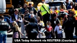 /
امریکی ریاست ٹینیسی کے شہر نیشول میں شوٹنگ کے بعد بچے بس سے اتر کر اپنے والدین سے مل رہے ہیں۔ رائٹرز فائل فوٹو 27 مارچ 2023