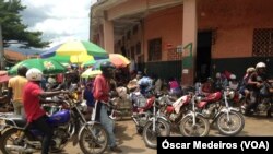 Motoqueiros na cidade de São Tomé