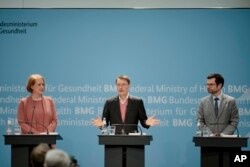 Dari kiri: Menteri Urusan Keluarga, Warga Lanjut Usia, Perempuan dan Pemuda Jerman, Lisa Paus, Menteri Kesehatan Karl Lauterbach dan Menteri Kehakiman Marco Buschmann dalam konferensi pers di Berlin, Senin, 15 April 2024. (AP/Markus Schreiber)