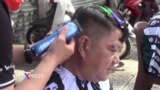 Hớt tóc miễn phí trên hè phố Sài Gòn