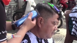 Hớt tóc miễn phí trên hè phố Sài Gòn
