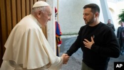 Esta imagen facilitada por Vatican News muestra al Papa Francisco estrechando la mano del presidente ucraniano Volodymyr Zelenskyy durante una audiencia privada en el Vaticano, el 13 de mayo de 2023.