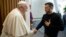 Esta imagen facilitada por Vatican News muestra al Papa Francisco estrechando la mano del presidente ucraniano Volodymyr Zelenskyy durante una audiencia privada en el Vaticano, el 13 de mayo de 2023.