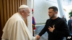 教宗方濟各在梵蒂岡與到訪的烏克蘭總統澤連斯基握手。（2023年5月13日）