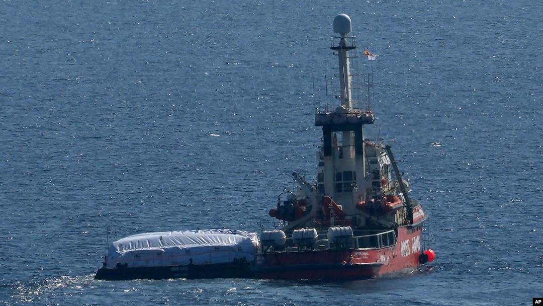 Kapal milik kelompok bantuan Open Arms dengan bantuan di platform mengangkut sekitar 200 ton beras dan tepung langsung ke Gaza, berangkat dari pelabuhan dari selatan kota Larnaca, Siprus, Selasa, 12 Maret 2024. (AP/Petros Karadjias)