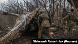 巴赫穆特附近前线的乌军准备发射榴弹炮。(2023年3月2日)