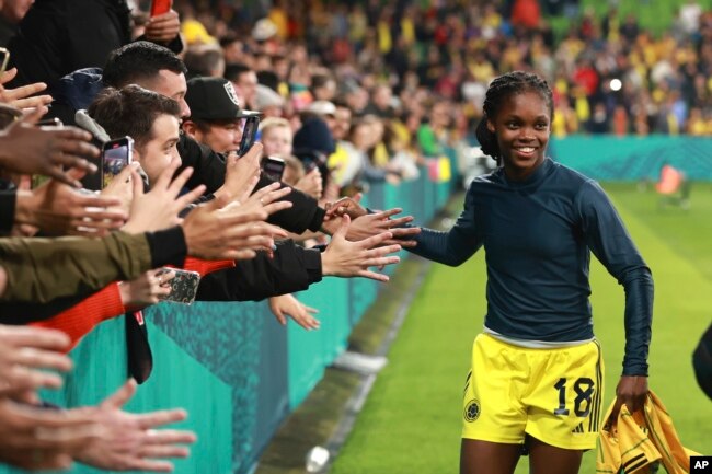 La Colombienne Linda Caicedo célèbre à la fin du match de football des huitièmes de finale de la Coupe du monde féminine entre la Jamaïque et la Colombie à Melbourne, en Australie, le 8 août 2023.