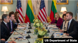 美国国务卿布林肯2023年3月6日与到访的立陶宛外长兰茨贝尔吉斯（Gabrielius Landsbergis）举行双边会谈。（照片来自布林肯的推特账号）
