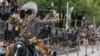 Seorang pria berseragam prajurit samurai kuno menembakkan panah ke sasaran sambil menunggang kuda selama demonstrasi seni bela diri samurai &quot;Yabusame&quot; di Taman Sumida di Tokyo, Jepang. (AFP)&nbsp;