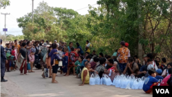 မြဝတီမြို့မှ ထိုင်းနိုင်ငံဘက် တွက်ပြေးတိမ်းရှောင်လာသော မြန်မာစစ်ဘေးရှောင်သူများ 