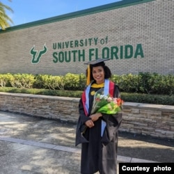 Lidiah Treda Iwo berpose di depan gerbang kampus University of South Florida di Tampa, Florida (dok. pribadi)