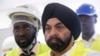 Presiden Bank Dunia Ajay Banga didampingi para pejabat selama kunjungannya di kantor pusat perusahaan listrik Pantai Gading Yopougon di Abidjan, Pantai Gading, 7 Maret 2023. (Foto: Luc Gnago/Reuters/arsip)