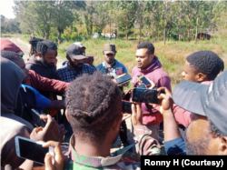 Jurnalis warga nokenwene mengikuti praktik lapangan dalam pelatihan jurnalistik. (Foto: Courtesy/Ronny H)