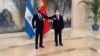 2021年12月10日尼加拉瓜贸易和国际合作顾问劳雷亚诺·奥尔特加·穆里略(左)在天津会晤时任中国外交部副部长马朝旭