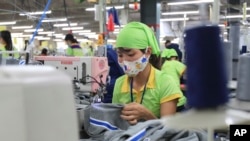 Công nhân đang làm việc ở một xưởng may mặc ở Nam Định.