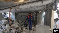 Un trabajador palestino camina entre los escombros de una planta desalinizadora de agua que fue alcanzada durante una huelga en Nuseirat, en el centro de la Franja de Gaza, el 7 de junio de 2024.