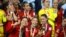 스페인 여자 축구 월드컵 대표 선수들이 20일 호주 시드니의 스타디움 오스트레일리아에서 열린 2023 국제축구연맹(FIFA) 호주·뉴질랜드 여자월드컵 결승전 승리 직후 시상식에서 환호하고 있다. 