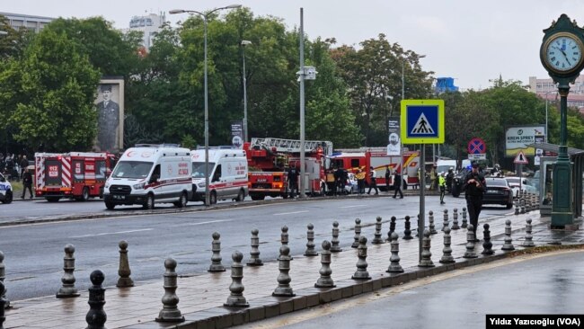 Ankara'da bu sabah İçişleri Bakanlığı önündeki bombalı saldırı girişiminin ardından bölgeye çok sayıda polis, itfaiye aracı ve ambulans sevk edildi