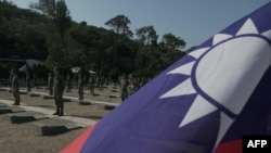 资料照：台湾士兵在金门岛阵亡将士墓地举行的古宁头战役纪念仪式上向阵亡军人致意。 （2019年10月23日）