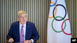 ປະທານ ຄະນະກຳມະການ ໂອລິມປິກ ສາກົນ ຫຼື IOC ທ່ານທອມມັສ ບາກ (Thomas Bach) ກ່າວຢູ່ທີ່ກອງປະຊຸມຄະນະກຳມະການບໍບິຫານພິທີເປີດ ຂອງ IOC, ຢູ່ທີ່ Olympic House, ໃນເມືອງລາວຊານ ປະເທດສະວິດເຊີແລນ, ວັນທີ 19 ມີນາ 2024. (Laurent Gillieron/Keystone via AP)