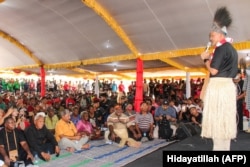 Ganjar Pranowo (kanan), berpidato di depan pendukungnya saat kampanye pemilu pertamanya di kampung Waninggap Nanggo, Merauke, Provinsi Papua Selatan, 28 November 2023. (Foto: Hidayatillah/AFP)