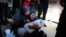 Seorang perempuan Palestina mengendong jenazah seorang anak yang tewas dalam pemboman Israel, di sebuah klinik kesehatan di kawasan Tel al-Sultan di Rafah, Jalur Gaza selatan, Minggu 26 Mei 2024. 