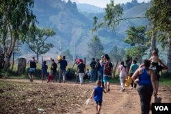 Un grupo de migrantes en Nicaragua cruzan la frontera de forma irregular. [Foto: Oscar Navarrete/ LA PRENSA]