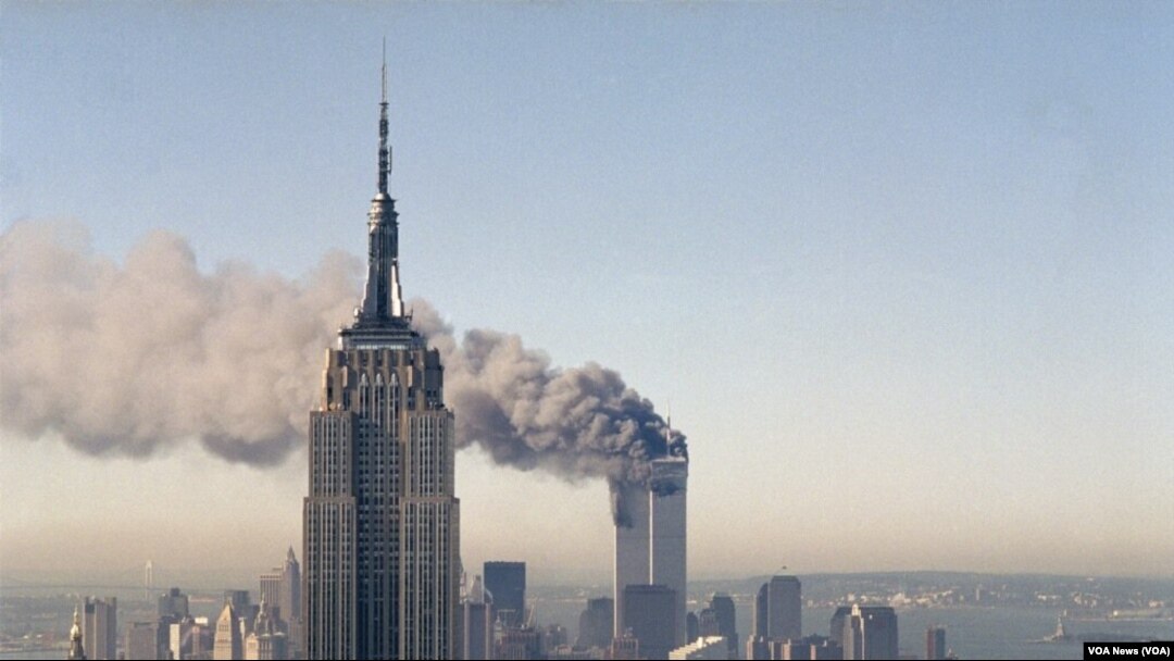 Teroris Al-Qaeda membajak dua jet komersial dan menabrakkannya ke menara kembar World Trade Center, menyebabkan kedua gedung pencakar langit itu runtuh, 11 September 2001. (Foto: VOA)