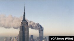 Teroris Al-Qaeda membajak dua jet komersial dan menabrakkannya ke menara kembar World Trade Center, menyebabkan kedua gedung pencakar langit itu runtuh, 11 September 2001. (Foto: VOA)