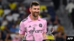 Penyerang Inter Miami asal Argentina Lionel Messi mendapatkan penghargaan Pemain Terbaik dan Pencetak Gol Terbanyak setelah Inter Milan memenangkan laga final Piala Liga melawan Nashville SC di Geodis Park di Nashville, Tennessee, 19 Agustus 2023. (Foto: AFP)