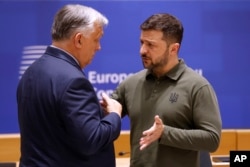 Mađarski premijer Viktor Orban razgovara s ukrajinskim predsjednikom Volodimirom Zelenskim tokom sastanka na samitu EU u Briselu, 27. juna 2024.